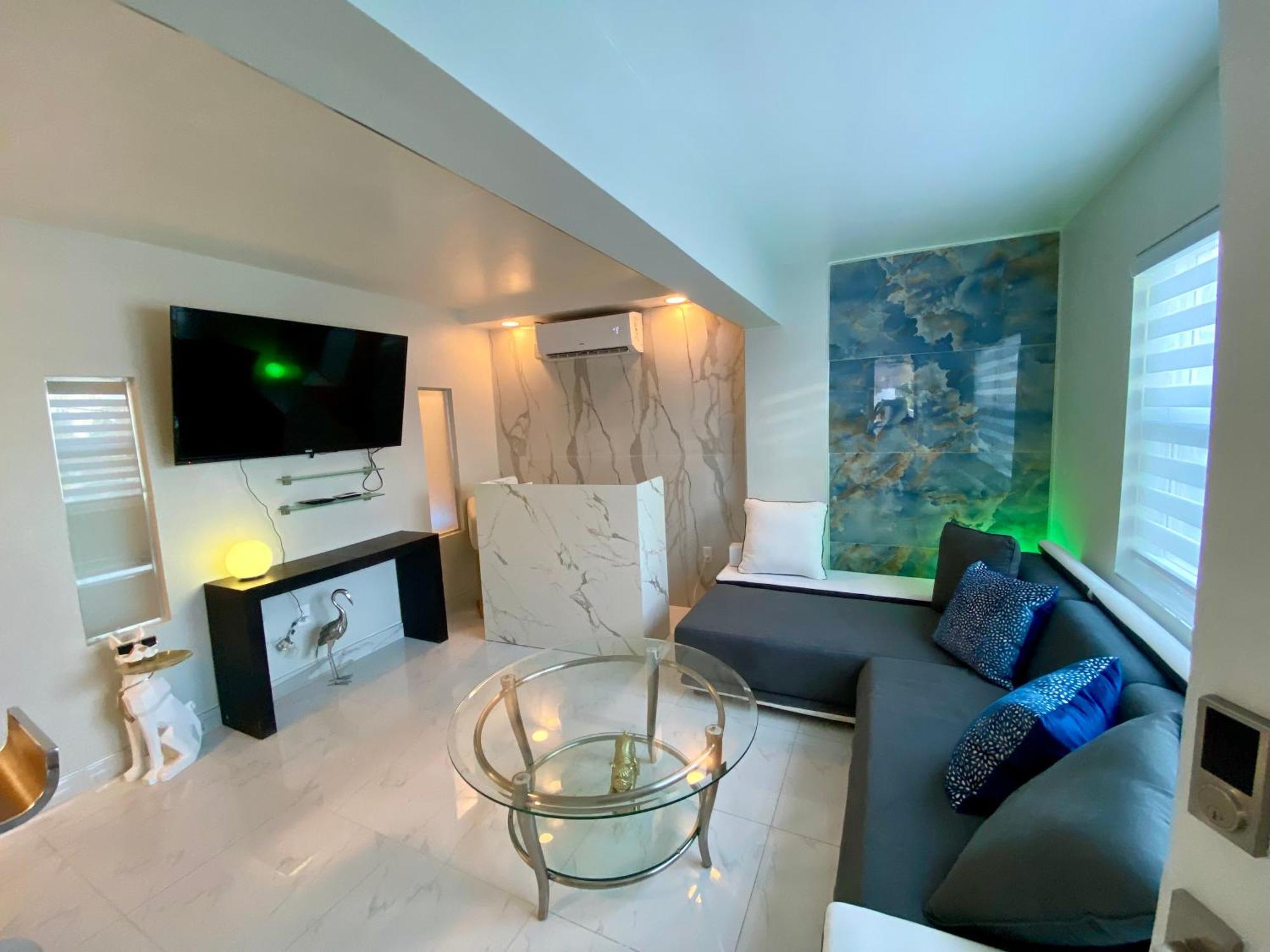 Luxurious Remodeled Direct Waterfront Apartment With Miami Skyline View And Outdoor Terrace Free Parking 5Min Drive To Miami Beach Esterno foto