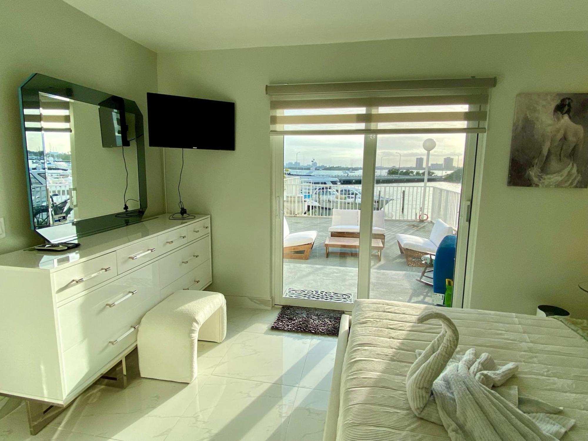 Luxurious Remodeled Direct Waterfront Apartment With Miami Skyline View And Outdoor Terrace Free Parking 5Min Drive To Miami Beach Esterno foto
