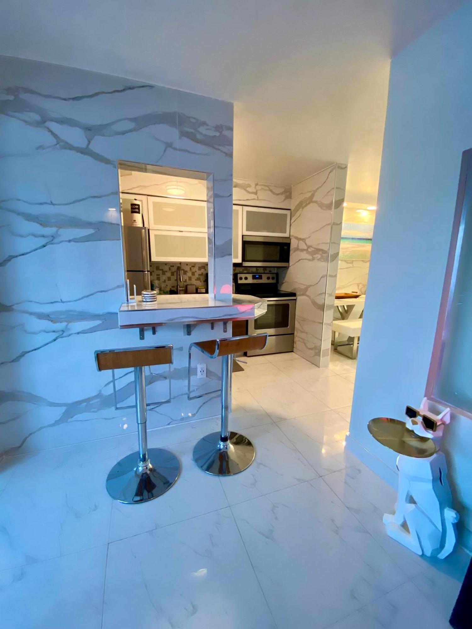 Luxurious Remodeled Direct Waterfront Apartment With Miami Skyline View And Outdoor Terrace Free Parking 5Min Drive To Miami Beach Esterno foto