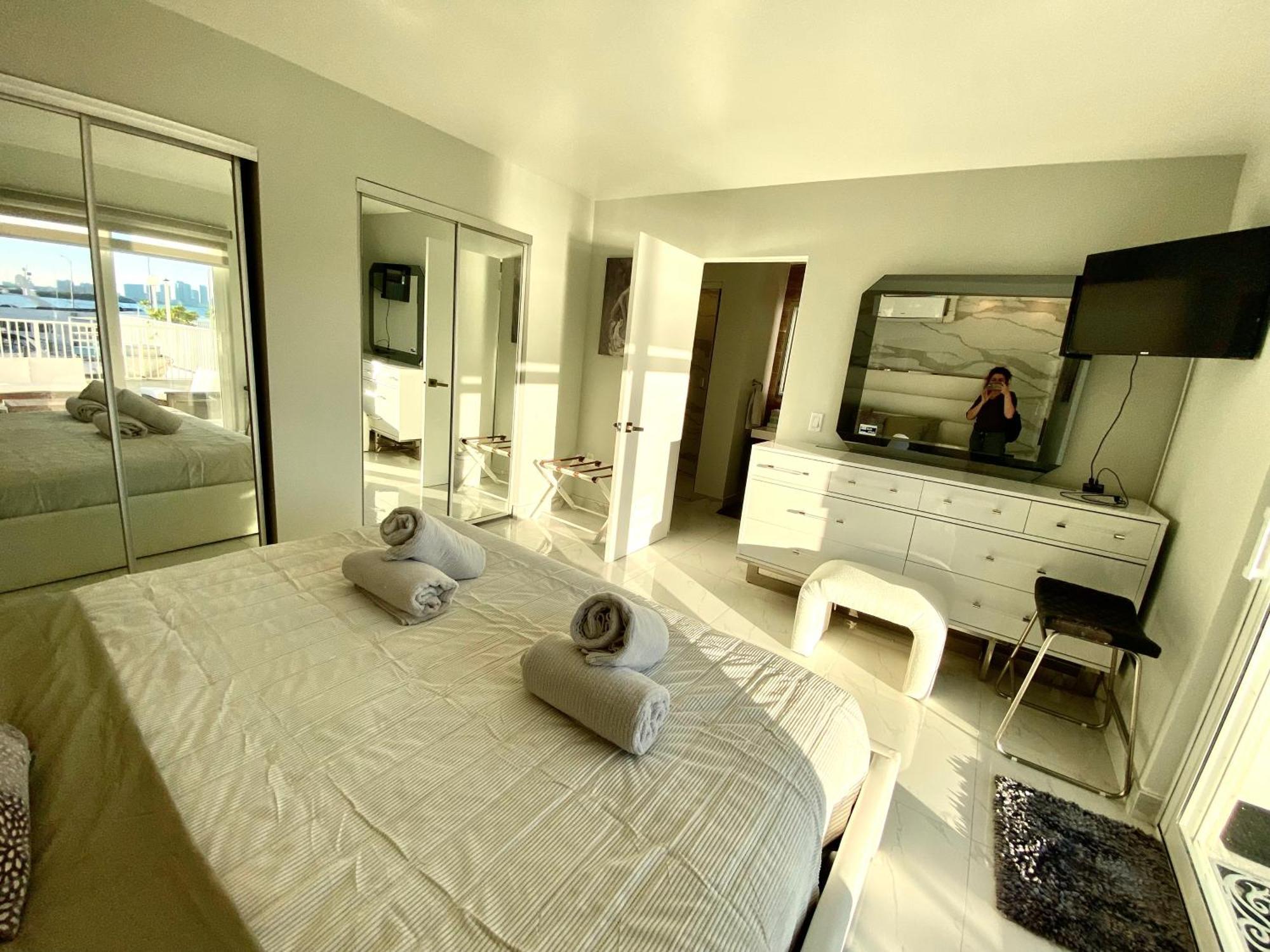 Luxurious Remodeled Direct Waterfront Apartment With Miami Skyline View And Outdoor Terrace Free Parking 5Min Drive To Miami Beach Esterno foto