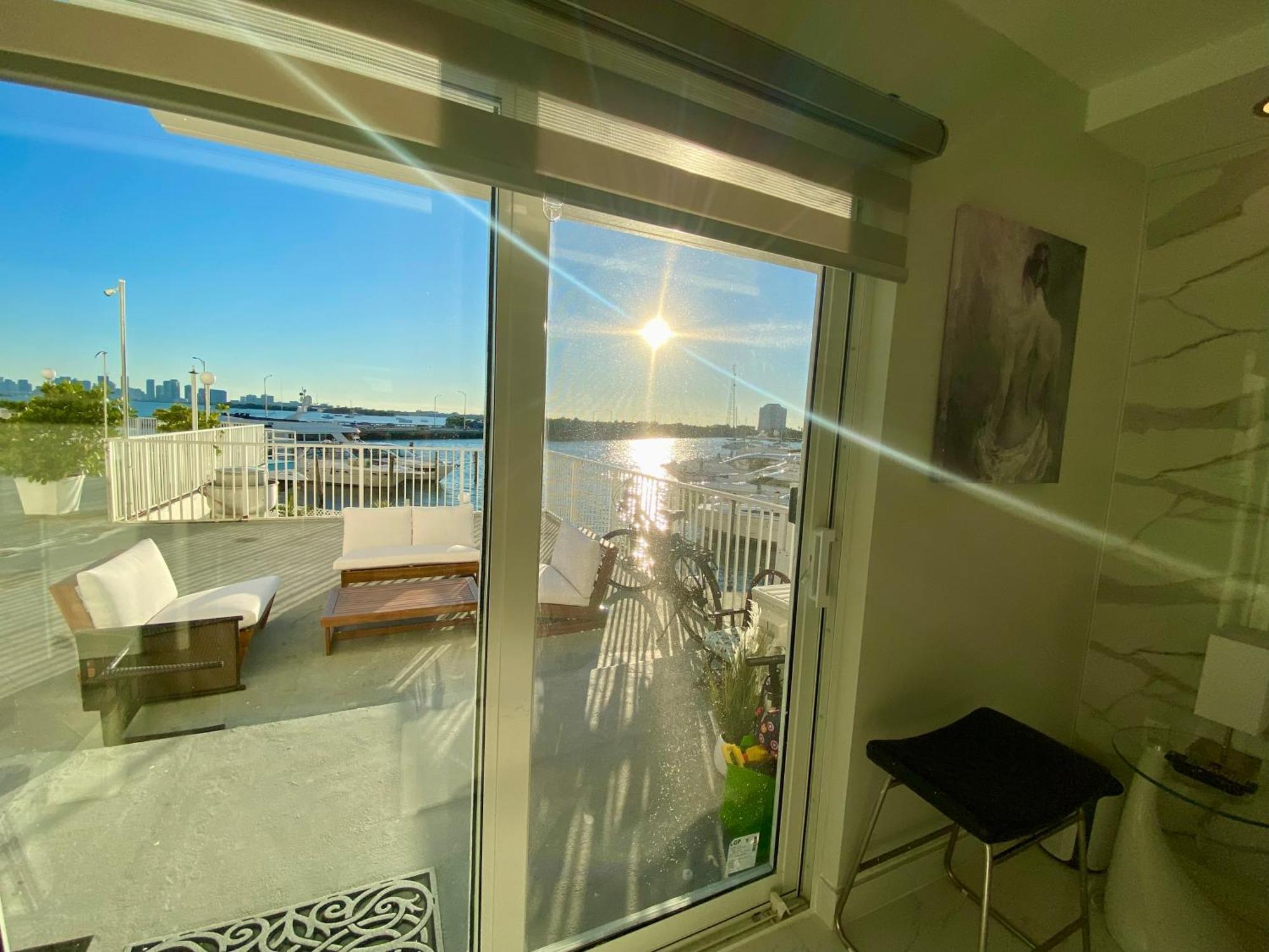 Luxurious Remodeled Direct Waterfront Apartment With Miami Skyline View And Outdoor Terrace Free Parking 5Min Drive To Miami Beach Esterno foto