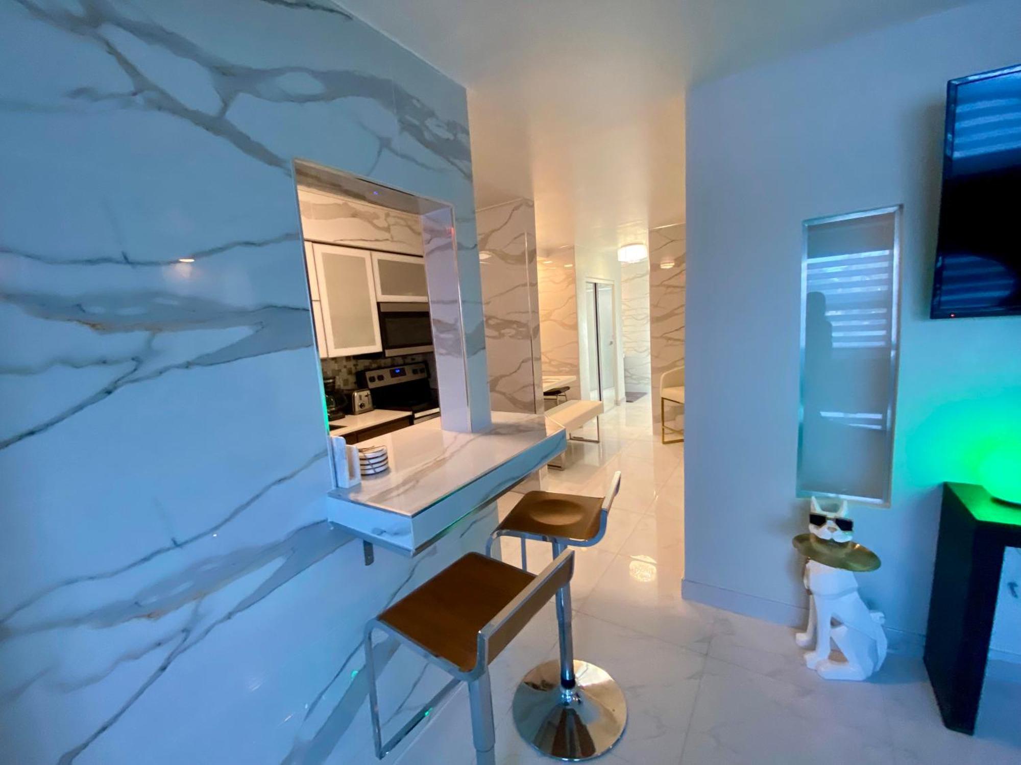 Luxurious Remodeled Direct Waterfront Apartment With Miami Skyline View And Outdoor Terrace Free Parking 5Min Drive To Miami Beach Esterno foto