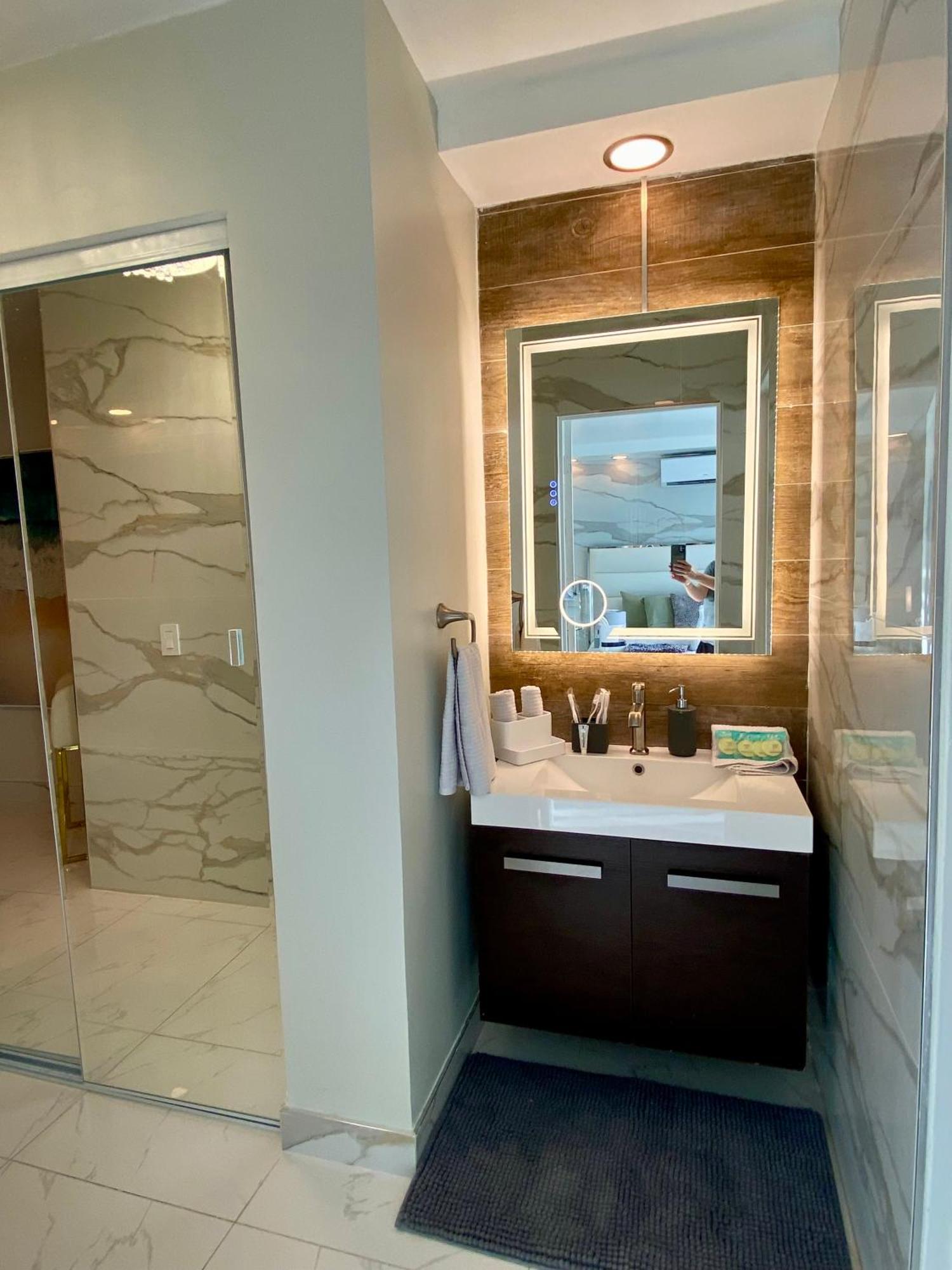 Luxurious Remodeled Direct Waterfront Apartment With Miami Skyline View And Outdoor Terrace Free Parking 5Min Drive To Miami Beach Esterno foto