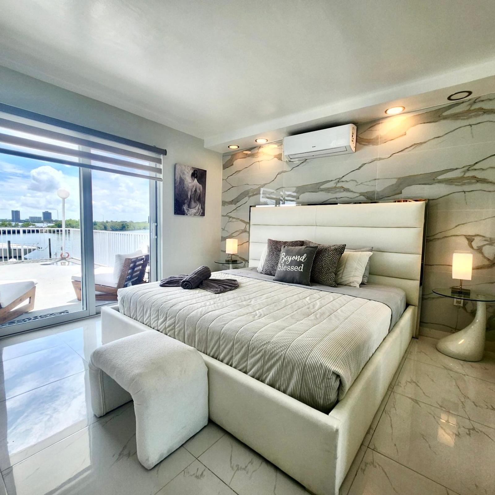 Luxurious Remodeled Direct Waterfront Apartment With Miami Skyline View And Outdoor Terrace Free Parking 5Min Drive To Miami Beach Esterno foto